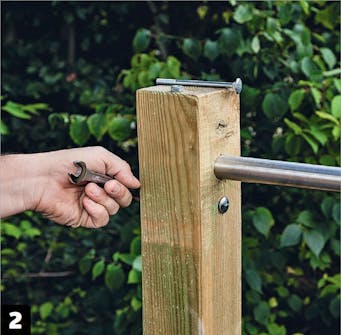 Udendørs træningsstativ: Skru pladebeslaget fast Udendørs træningsstativ: Skru pladebeslaget fast